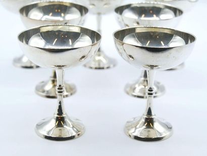 null Set of silver-plated metal objects including : 
- Seven ice 
cream cups - Dishes...
