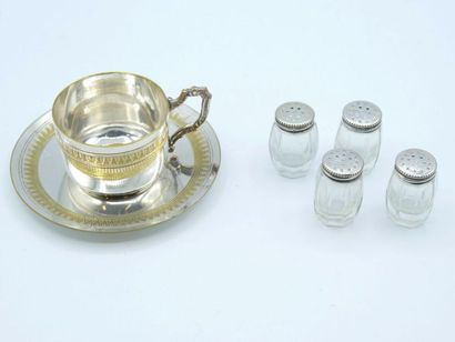 null Set of silver-plated metal objects including : 
- Seven ice 
cream cups - Dishes...