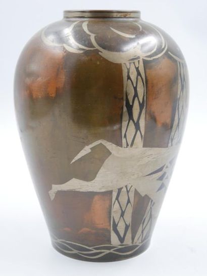 null Paul-Louis MERGIER (1891-1986):
Buffalo hunting An ovoid
vase with a small straight...