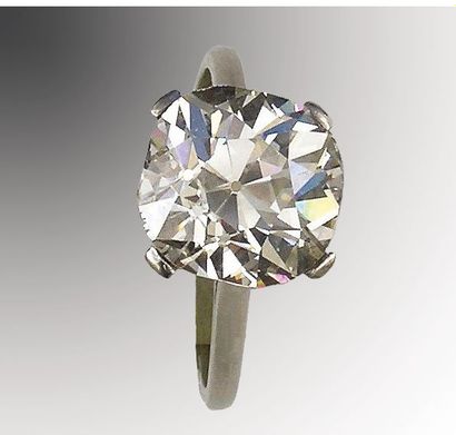 null Bague platine en or gris sertie d'un diamant de forme coussin, poids 6.15 c...