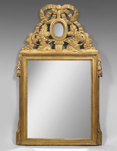null Miroir à fronton bois doré. Louis XVI. 50 x 82 cm.