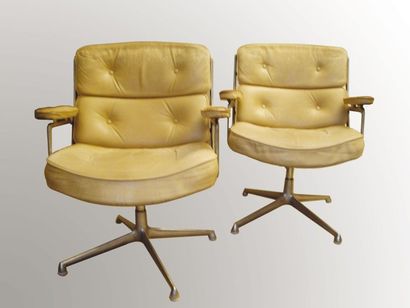 Ch.et R. Eames Paire de fauteuils :"lobby chair" de Ch.et R. Eames cuir beige