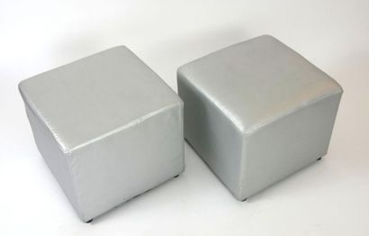 null Deux poufs carrés en tissu argenté.
34 x 42 x 42 cm
(rayures, traces)

FRAIS...