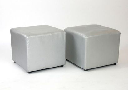 null Deux poufs carrés en tissu argenté.
34 x 42 x 42 cm
(rayures, traces)

FRAIS...