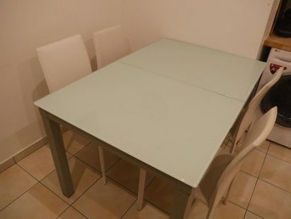 null Lot comprenant : 
- une table à piétement en métal et deux plateaux en verre...
