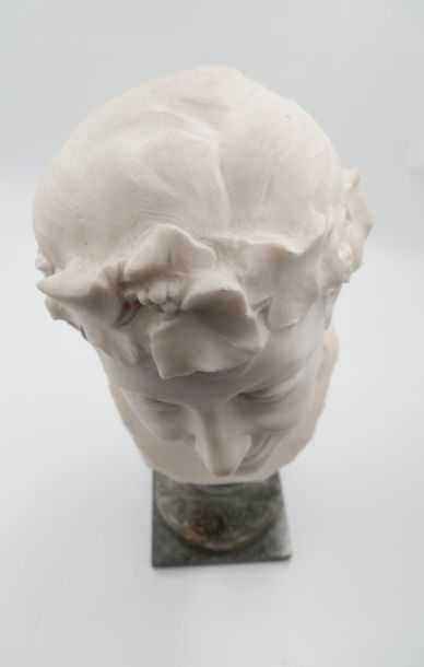 null D'après Jean-Baptiste CARPEAUX (1827-1875) : 
Buste de bacchante
Sculpture en...