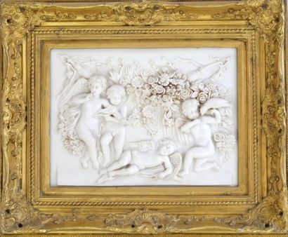 null Bas-relief en albâtre représentant quatre putti dont l'un jouant avec un oiseau...