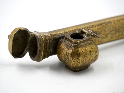 null IRAN ou TURQUIE : 
Encrier-plumier de voyage en bronze à décor ciselé.
L. :...