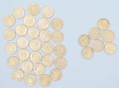 null 35 pièces de 20 francs Suisse Or 1935 (28 ex.) et 1947 (7 ex.).

Poids : 226,20...