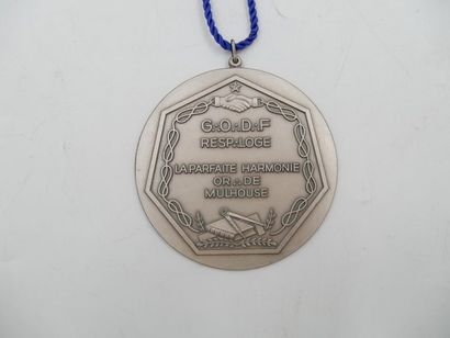 null FRANC MACONNERIE. Médaille métal.
A/ G.O.D.F Resp Loge La Parfaite Harmonie...