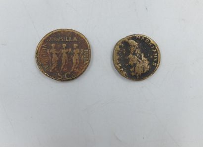 null 2 Monnaies Romaines en Bronze.
37-41. Caligula, Fils de Germanicus. A/C Caesar...
