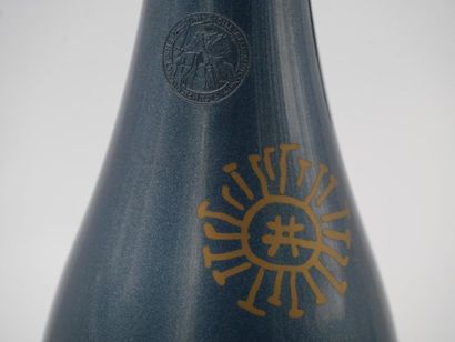 null TAITTINGER COLLECTION Millésime 1982 : Bouteille de champagne (vide) décorée...