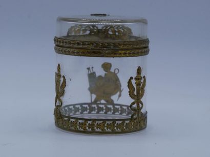 null Boîte cylindrique en verre à monture en métal doré à décor de la muse des Arts,...