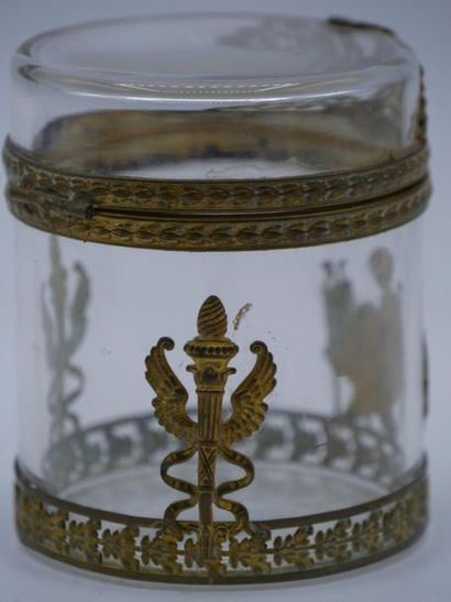 null Boîte cylindrique en verre à monture en métal doré à décor de la muse des Arts,...