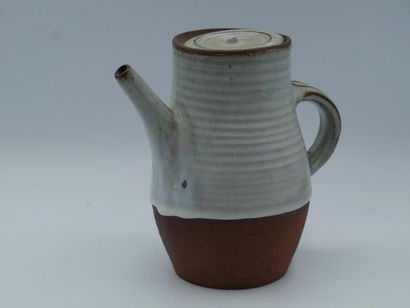 null Lot de céramiques comprenant : 

- un broc ; 

- un pot couvert ; 

- un pot...