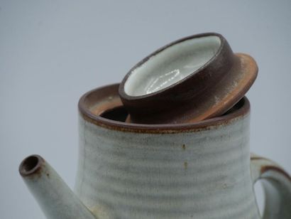 null A ceramic batch comprising : 

- a pitcher; 

- a covered pot; 

- a pot; 

-...