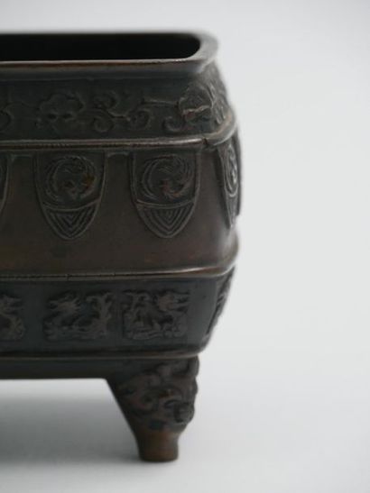 null CHINE - XIXème siècle : 

Paire de brûle parfum en bronze. 

7,8 x 10 x 8,5...
