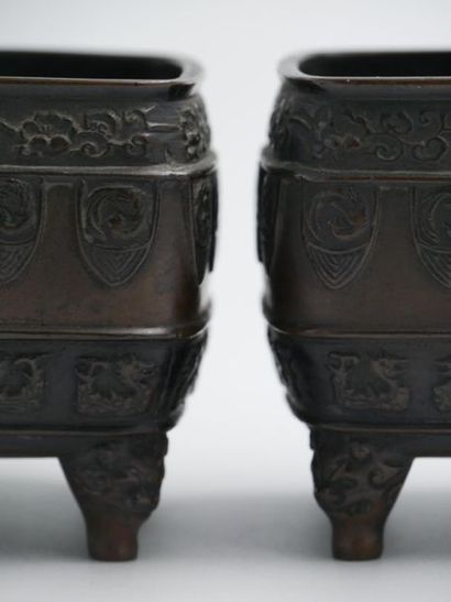 null CHINE - XIXème siècle : 

Paire de brûle parfum en bronze. 

7,8 x 10 x 8,5...