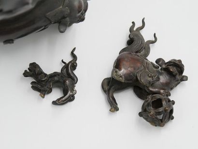 null JAPON - XXème siècle

Brûle-parfum en bronze à décor en relief d'oiseaux et...