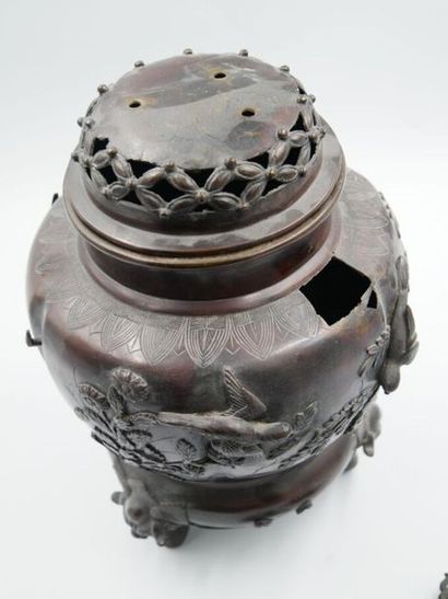 null JAPAN - 20th century

Bronze perfume burner with relief decoration of birds...