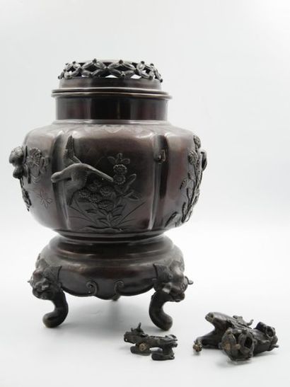 JAPAN - 20th century 
Bronze perfume burner...