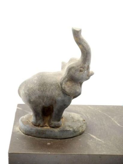 null Porte ampoule en bronze à décor d'éléphant 

Socle en marbre 

Électrifié 

14.5...
