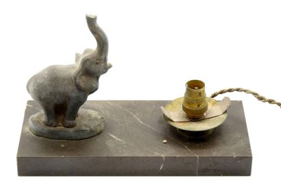 Porte ampoule en bronze à décor d'éléphant...