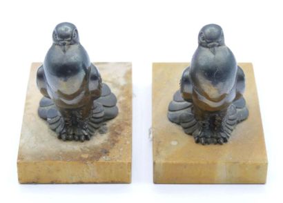 null Pair of bronze bookends with bird decoration on a mabre base 

12 x 12 x 8 cm...
