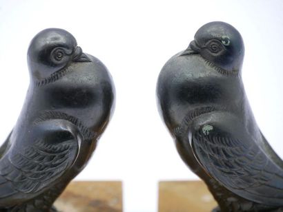 null Paire de serres-livres à décor d'oiseaux en bronze sur socle en mabre 

12 x...