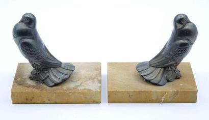 null Pair of bronze bookends with bird decoration on a mabre base 

12 x 12 x 8 cm...