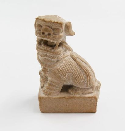 null CHINA, 

Stone travel souvenirs including a Fô dog and a monk. 

H. : 9.5 and...