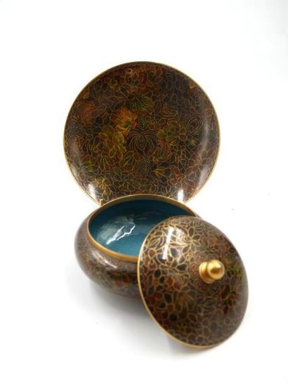 null A set of bronze and cloisonné enamels objects comprising :

- a baluster-shaped...