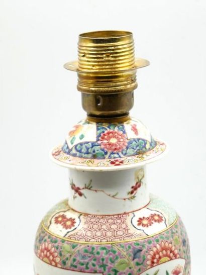 null CHINA - XIXth century

Baluster vase and its lid with polychrome decoration...