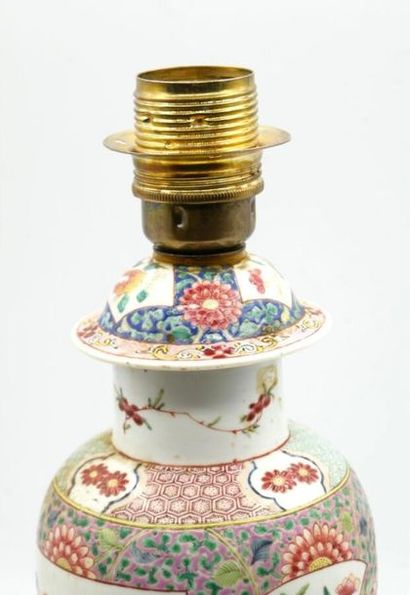 null CHINE - XIXe me siècle

Vase balustre et son couvercle à décor polychrome aux...