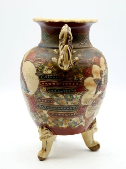 null Vase satsuma en faïence polychrome à décor de dignitaires à anses latérales

Reposant...