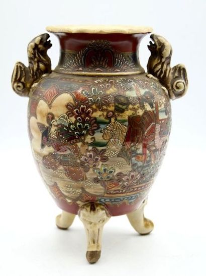 null Vase satsuma en faïence polychrome à décor de dignitaires à anses latérales

Reposant...