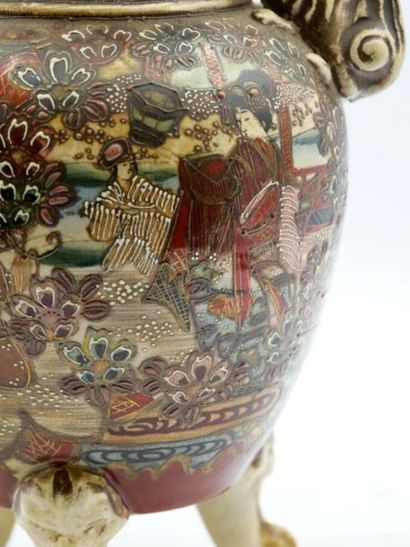 null Polychrome earthenware satsuma vase decorated with dignitaries with lateral...