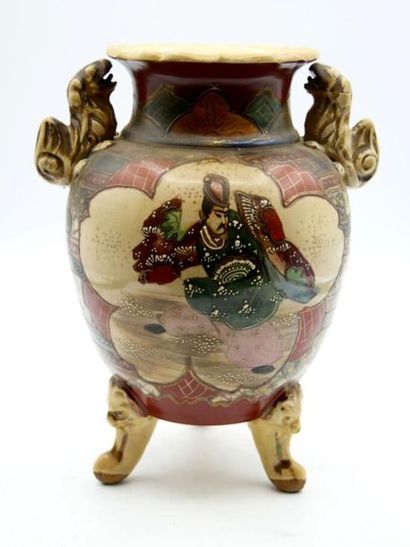 Vase satsuma en faïence polychrome à décor...