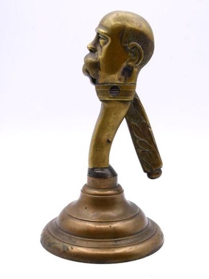 null Casse-noix en bronze à figure d'un homme 

H. : 24 cm 





[Retrait du lot...