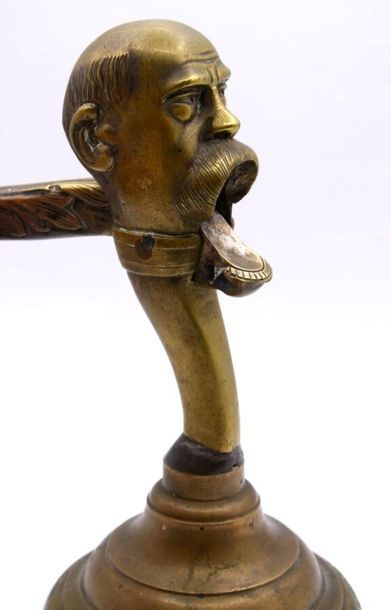 null Casse-noix en bronze à figure d'un homme 

H. : 24 cm 





[Retrait du lot...