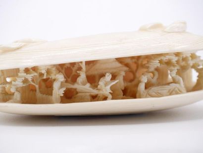 null JAPAN - Meiji period (1868-1912), 

Carved ivory shell, slightly half-open,...