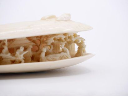 null JAPON - Période Meiji (1868-1912), 

Coquillage en ivoire sculpté, légèrement...