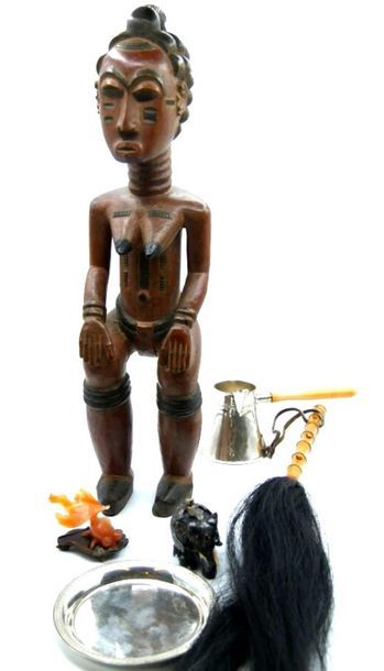 null Set of decorative ornaments comprising : 

- An African sculpture in carved...