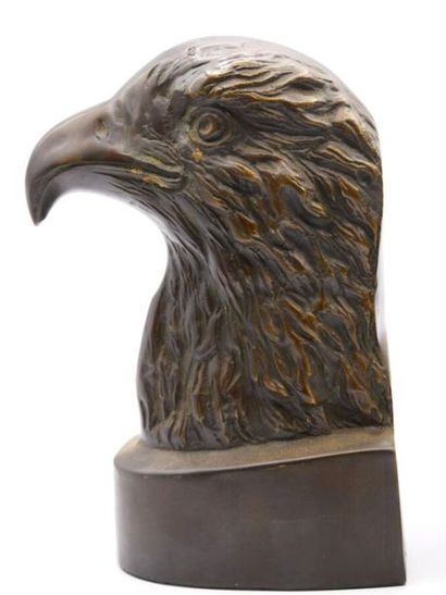 null Paire de serre-livres en bronze à patine brune à tête d'aigles

H. : 20.5 cm



[Retrait...