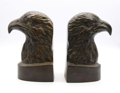 null Paire de serre-livres en bronze à patine brune à tête d'aigles

H. : 20.5 cm



[Retrait...