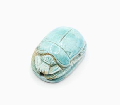 null Lot comprenant un scarabée gravé de hiéroglyphes en céramique émaillée turquoise...