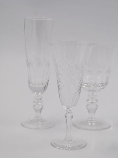 null Ensemble de verres dépareillés en cristal taillé comprenant : 
- deux flûtes...