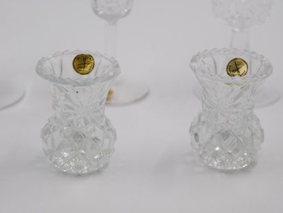 null Ensemble de verres dépareillés en cristal taillé comprenant : 
- deux flûtes...