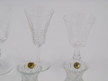 null Ensemble de verres dépareillés en cristal taillé comprenant : 
- deux flûtes...