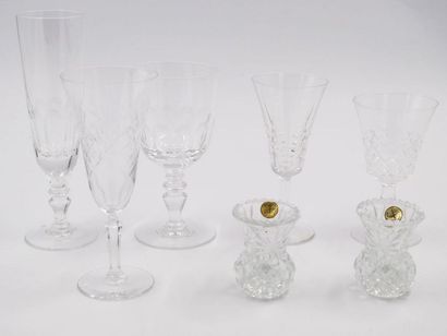 null Ensemble de verres dépareillés en cristal taillé comprenant : 
- deux flûtes...